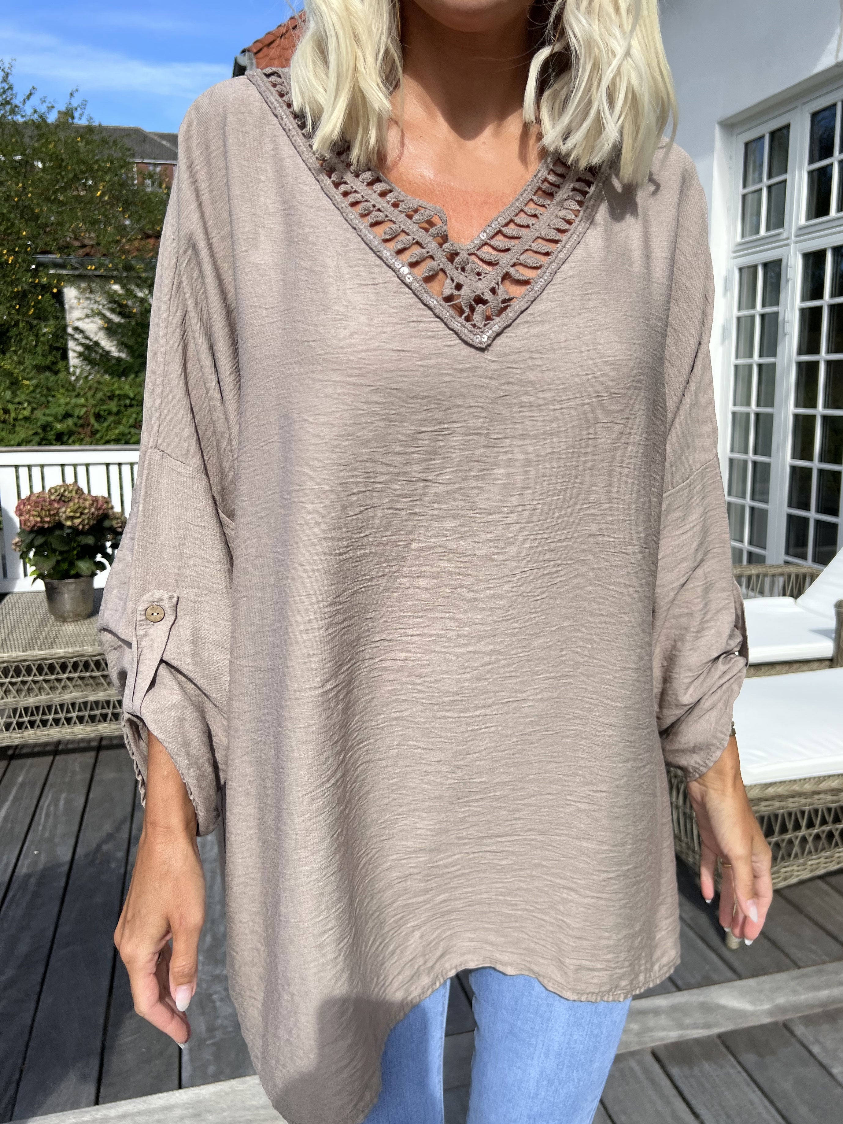 Elina - Tunika med pailletter og broderinger